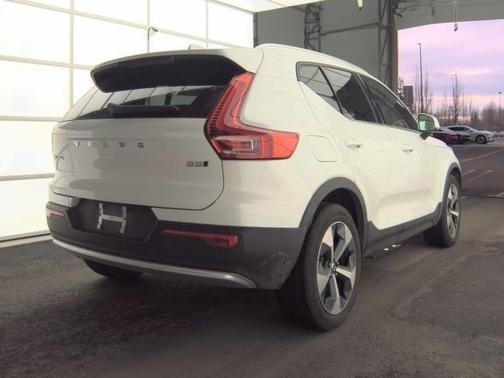 2025 Volvo XC40 B5 Plus Bright Theme