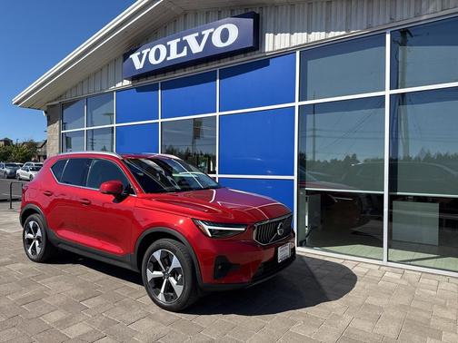 2024 Volvo XC40 B5 Plus Bright Theme