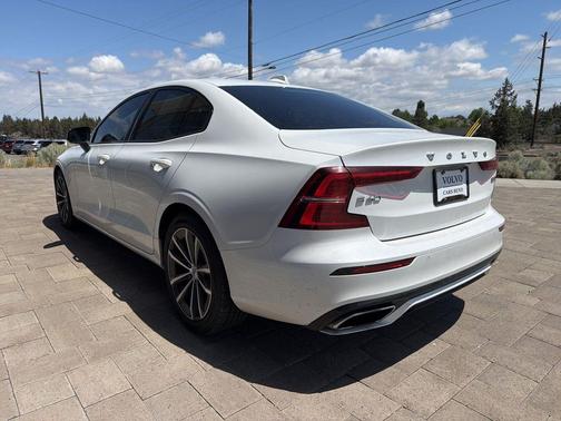 Crystal White Metallic 2022 Volvo S60 T5 Momentum