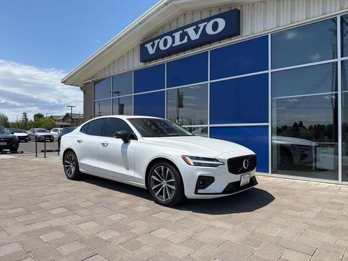 Crystal White Metallic 2022 Volvo S60 T5 Momentum