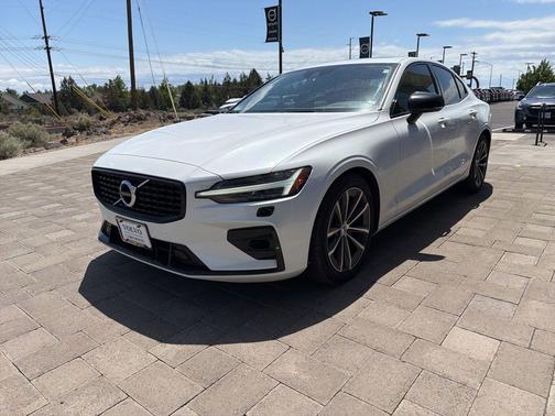 Crystal White Metallic 2022 Volvo S60 T5 Momentum