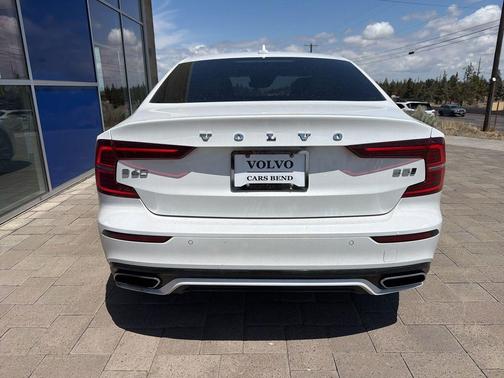 Crystal White Metallic 2022 Volvo S60 T5 Momentum