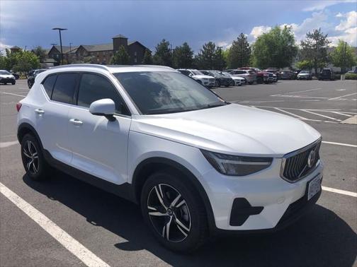 2025 Volvo XC40 B5 Core Bright Theme