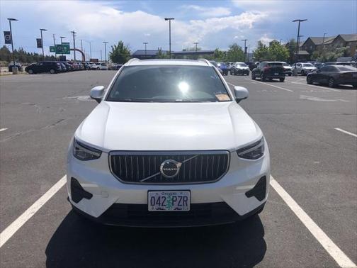 2025 Volvo XC40 B5 Core Bright Theme