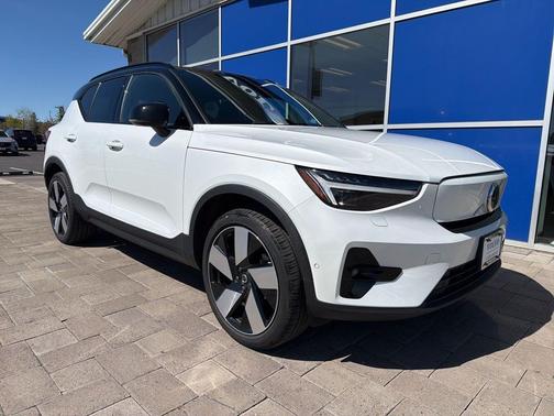 Crystal White Metallic 2023 Volvo XC40 Recharge Pure Electric Twin Ultimate