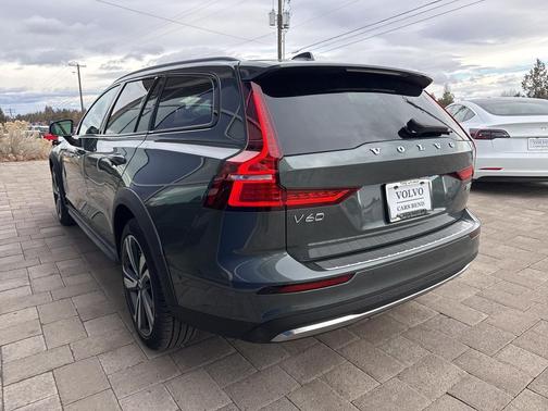 2026 Volvo V60 Cross Country Plus, B5 AWD Gas (mild hybrid)