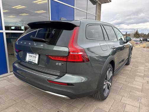 2026 Volvo V60 Cross Country Plus, B5 AWD Gas (mild hybrid)