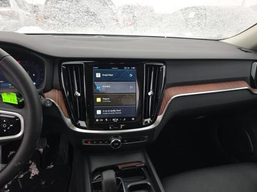 2025 Volvo V60 Cross Country Plus, B5 AWD Gas (mild hybrid)