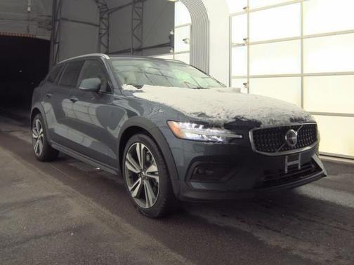 2025 Volvo V60 Cross Country Plus, B5 AWD Gas (mild hybrid)
