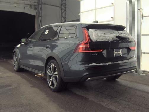 2025 Volvo V60 Cross Country Plus, B5 AWD Gas (mild hybrid)