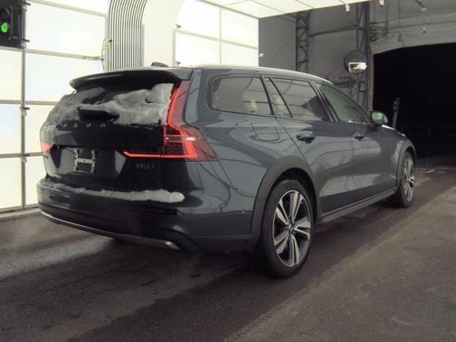 2025 Volvo V60 Cross Country Plus, B5 AWD Gas (mild hybrid)