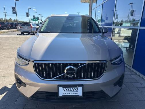 2023 Volvo XC40 B5 Plus Bright Theme
