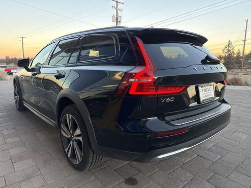 2023 Volvo V60 Cross Country B5 Plus