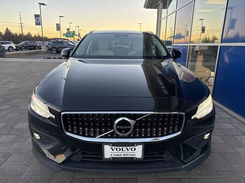 2023 Volvo V60 Cross Country B5 Plus