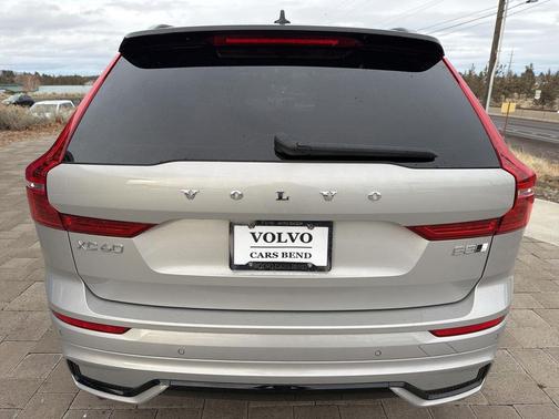 2023 Volvo XC60 B5 Ultimate Dark Theme