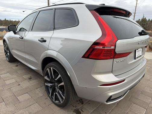 2023 Volvo XC60 B5 Ultimate Dark Theme