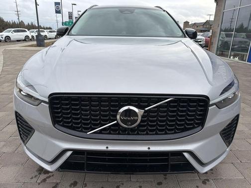 2023 Volvo XC60 B5 Ultimate Dark Theme