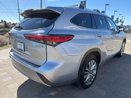 2022 Toyota Highlander Hybrid Platinum