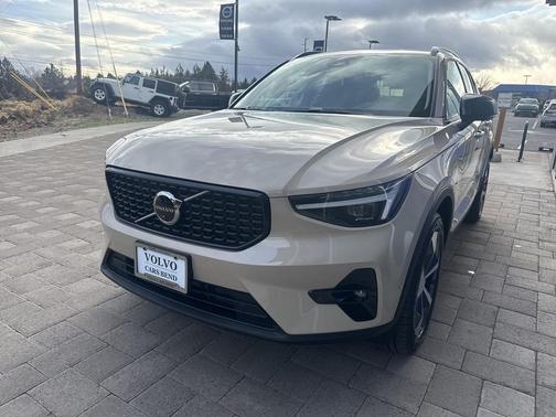 2026 Volvo XC40 Plus, B5 AWD Gas (mild hybrid), Dark