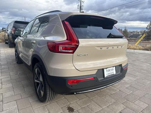 2026 Volvo XC40 Plus, B5 AWD Gas (mild hybrid), Dark