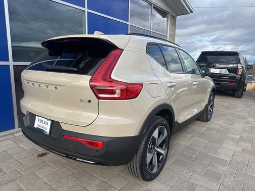 2026 Volvo XC40 Plus, B5 AWD Gas (mild hybrid), Dark