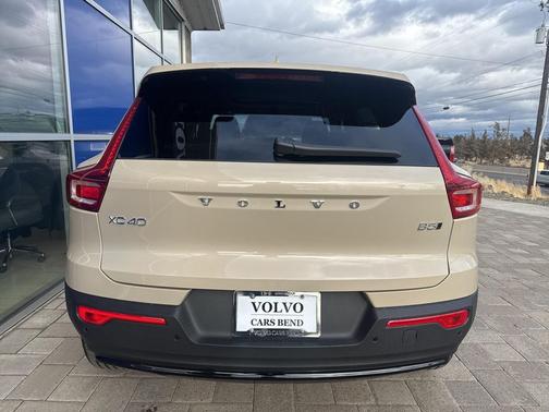 2026 Volvo XC40 Plus, B5 AWD Gas (mild hybrid), Dark