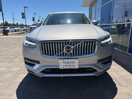 Silver Dawn Metallic 2023 Volvo XC90 Recharge Plug-In Hybrid T8 Ultimate 6-Seater