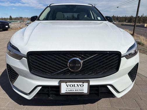 Crystal White Metallic 2026 Volvo XC60 B5 Ultra