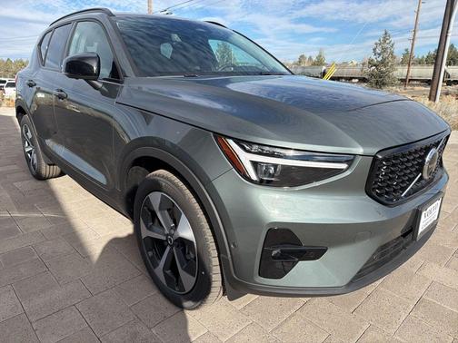 Forest Lake 2026 Volvo XC40 Plus, B5 AWD Gas (mild hybrid), Dark