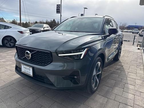 2026 Volvo XC40 Plus, B5 AWD Gas (mild hybrid), Dark