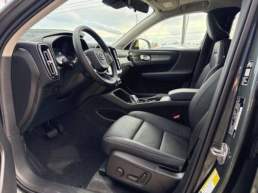 Forest Lake 2026 Volvo XC40 Plus, B5 AWD Gas (mild hybrid), Dark