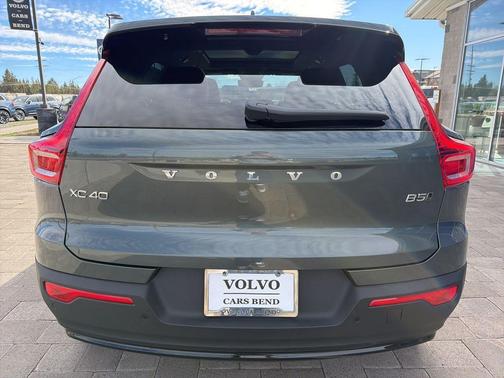 Forest Lake 2026 Volvo XC40 Plus, B5 AWD Gas (mild hybrid), Dark