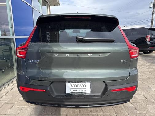 2026 Volvo XC40 Plus, B5 AWD Gas (mild hybrid), Dark