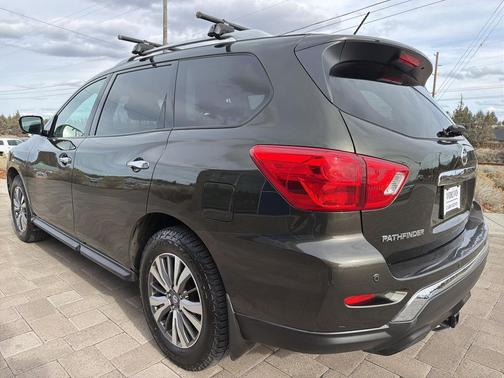 2017 Nissan Pathfinder SL