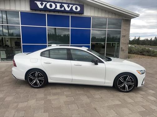 2022 Volvo S60 Recharge Plug-In Hybrid T8 R-Design Expression