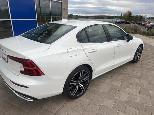 2022 Volvo S60 Recharge Plug-In Hybrid T8 R-Design Expression