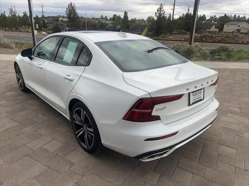 2022 Volvo S60 Recharge Plug-In Hybrid T8 R-Design Expression