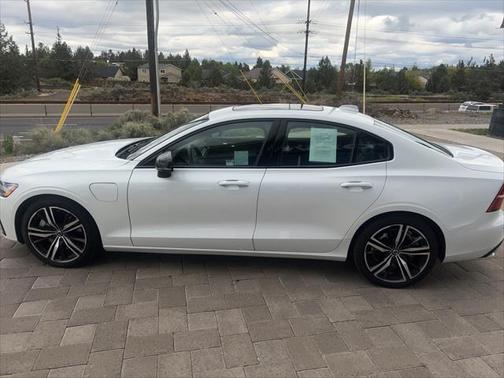 2022 Volvo S60 Recharge Plug-In Hybrid T8 R-Design Expression