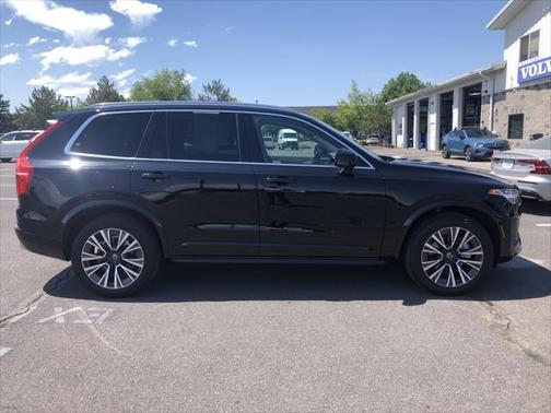 2022 Volvo XC90 T5 Momentum