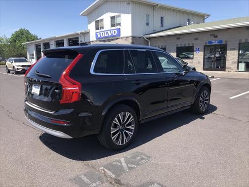 2022 Volvo XC90 T5 Momentum