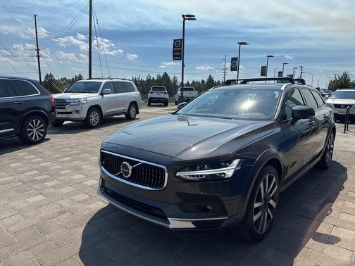 2021 Volvo V90 Cross Country T6