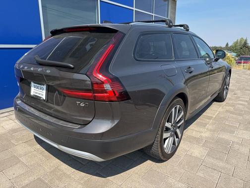 2021 Volvo V90 Cross Country T6