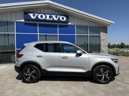 2025 Volvo XC40 B5 Core Bright Theme