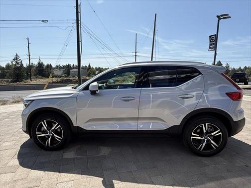 2025 Volvo XC40 B5 Core Bright Theme