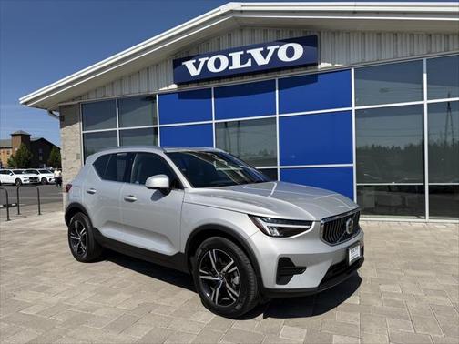 2025 Volvo XC40 B5 Core Bright Theme