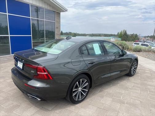 2022 Volvo S60 T5 Momentum
