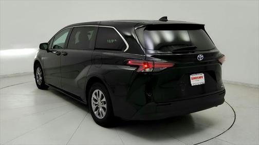 2022 Toyota Sienna LE