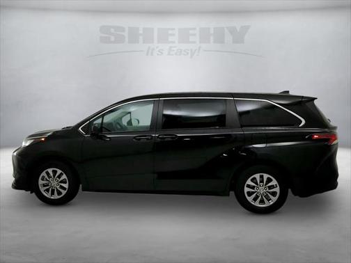 2022 Toyota Sienna LE