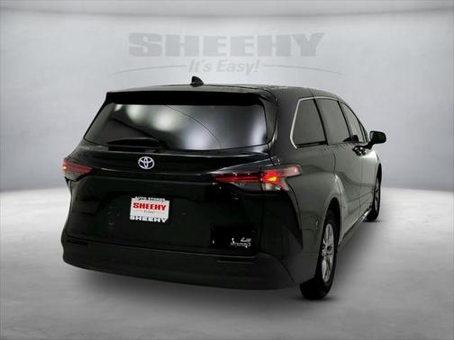 2022 Toyota Sienna LE