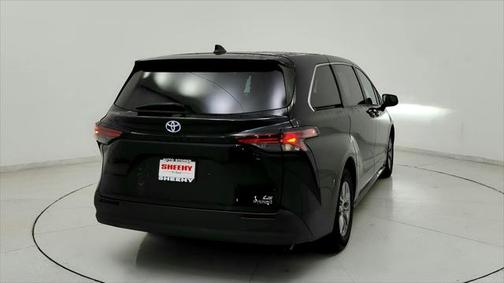 2022 Toyota Sienna LE